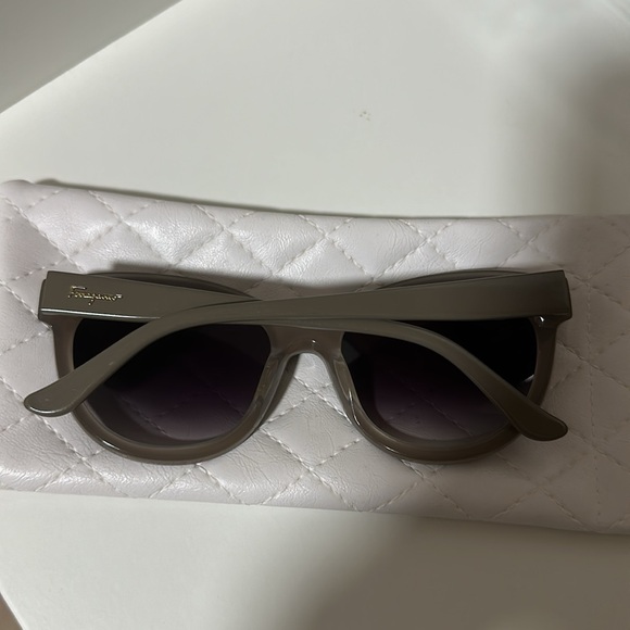 Ferragamo sunglasses - Picture 7 of 8
